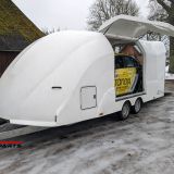 Vedu kinnise autoveo haagisega AST-2