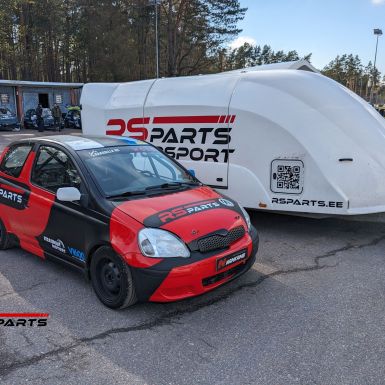 Vedu kinnise autoveo haagisega AST-2